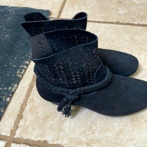 Abeo ankle boots. Black suede